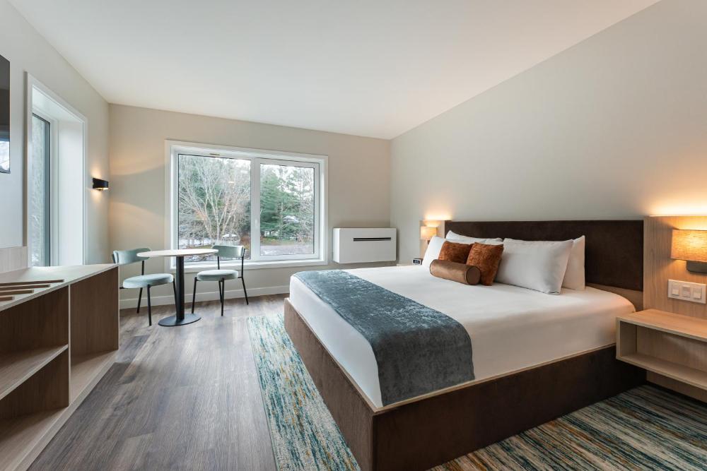 Standard King Room interior